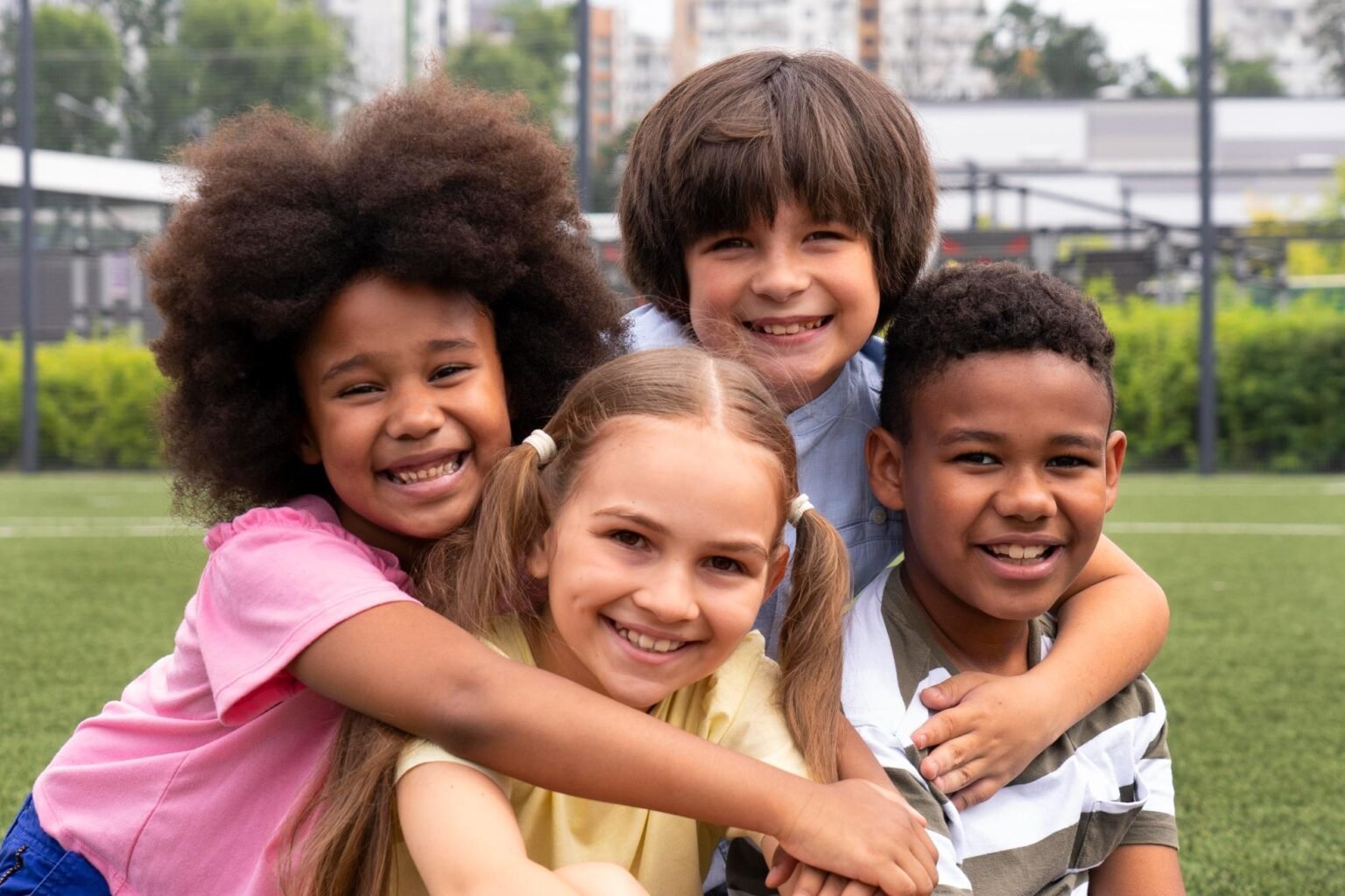 medium-shot-smiley-kids-posing-together (1)